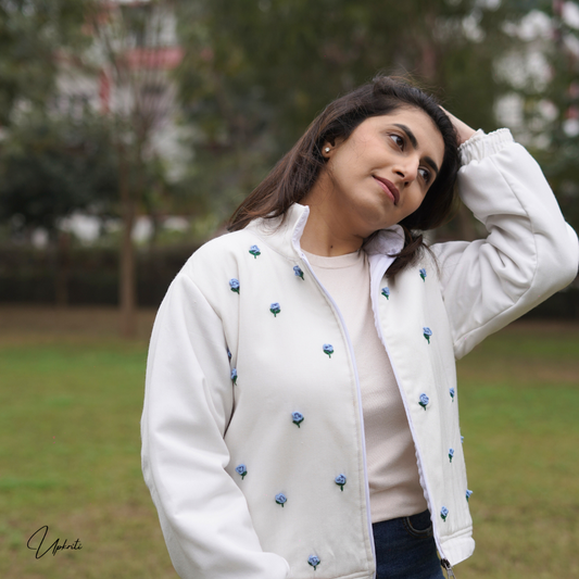 Weiße Wolljacke mit blauen Blumen