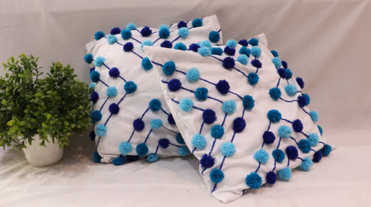 Blauer Pompom-Kissenbezug
