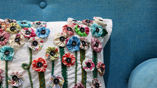 Mehrfarbig bedruckte Kissenbezüge mit Blumenmuster